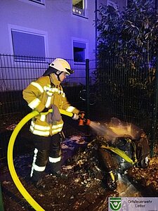 Löschen von verbranntem Restmüllcontainer