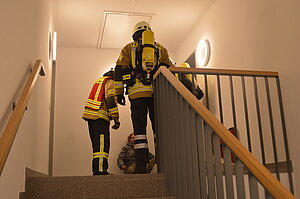 Trupp im Treppenhaus